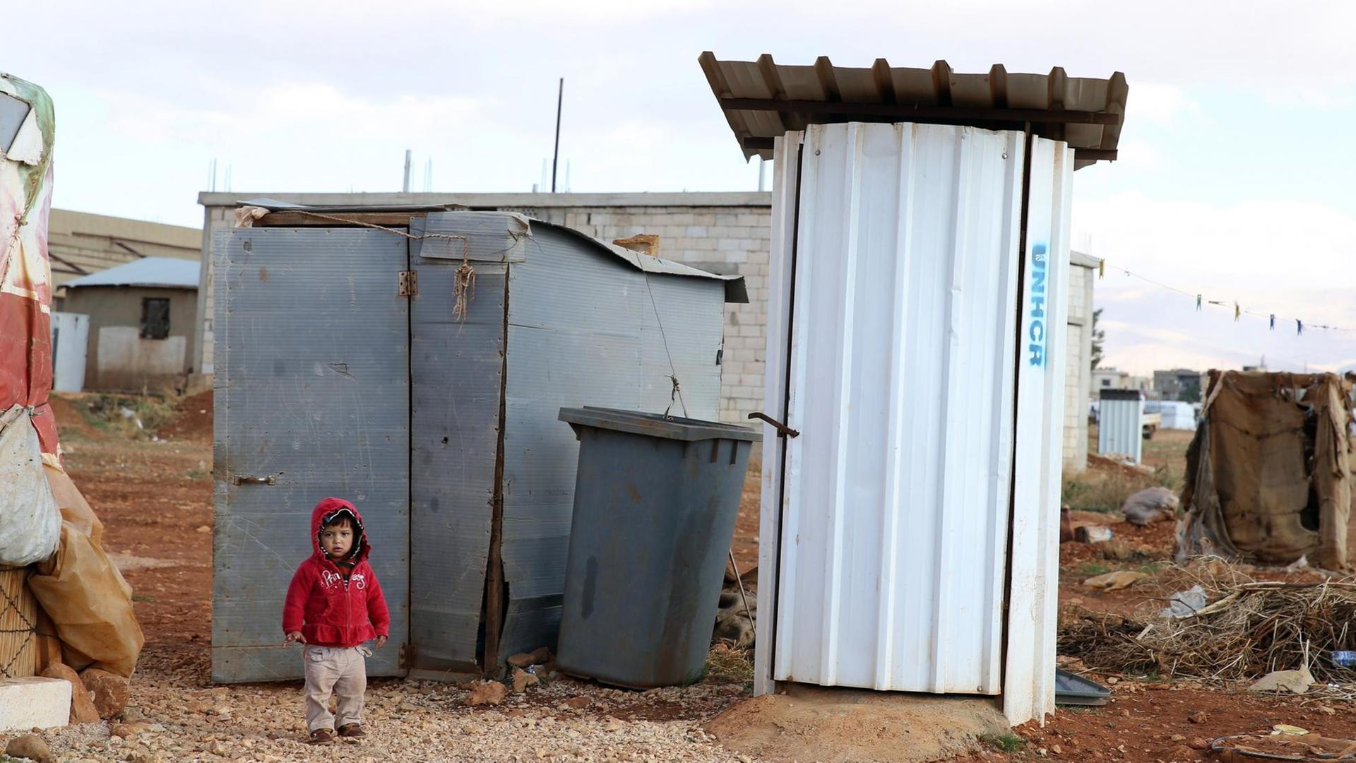 Ein syrisches Flüchtlingskind in einem Lager nahe Taybeh im Libanon.