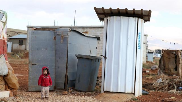 Ein syrisches Flüchtlingskind in einem Lager nahe Taybeh im Libanon.