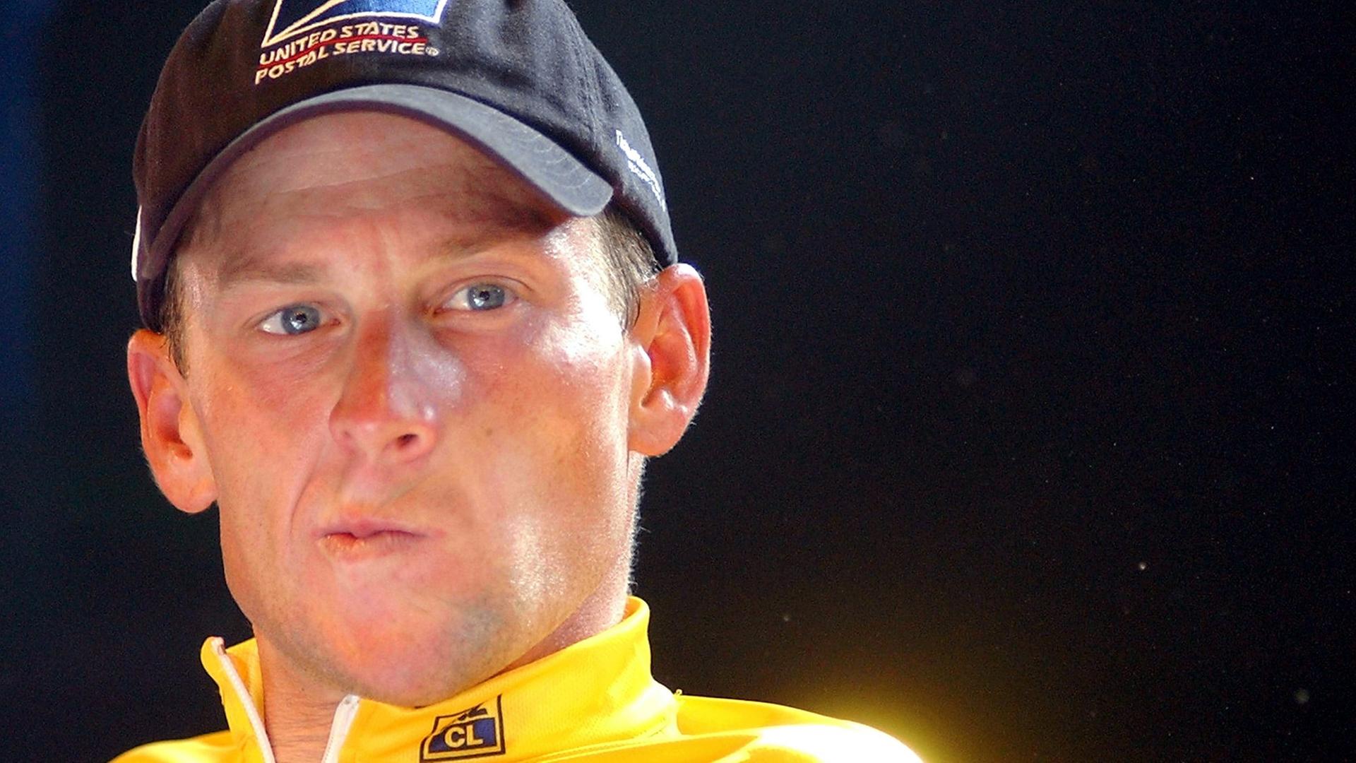 Der amerikanische Radsportler Lance Armstrong guckt kritisch