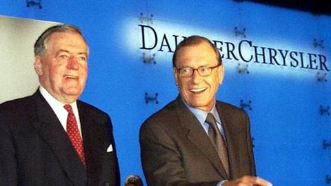 Der DaimlerChrysler- Aufsichtsratsvorsitzenden Hilmar Kopper und DaimlerChrysler-Chef Jürgen Schrempp (re.)