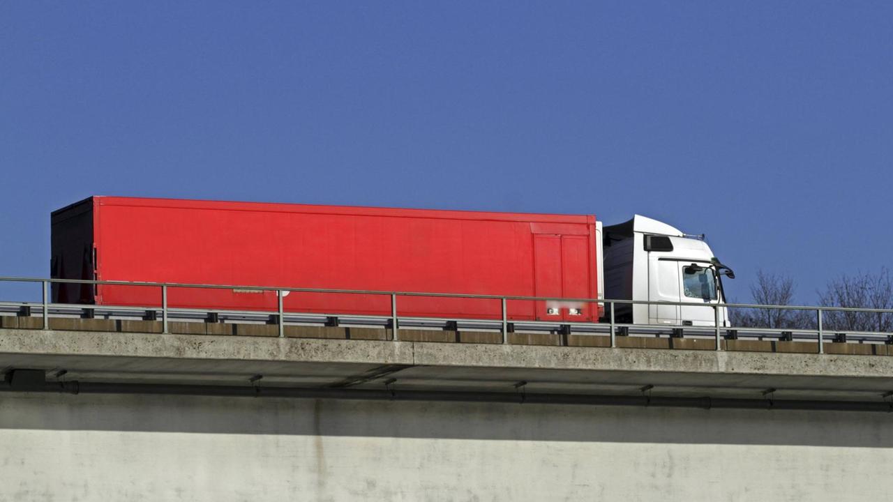 LKW auf einer Autobahnbrücke.
