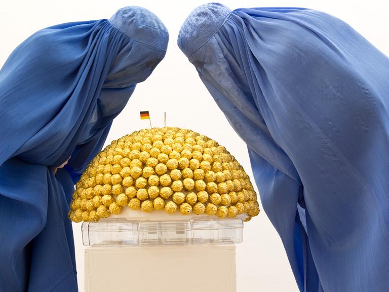 Burka tragende Besucherinnen der Ausstellung "Burquoi" im Kunstverein in Wiesbaden