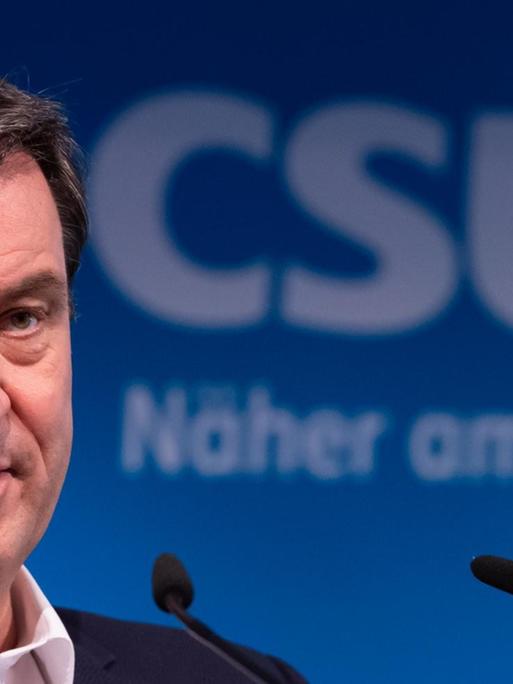 Markus Söder, CSU-Vorsitzender und Ministerpräsident von Bayern, gibt vor der CSU-Vorstandssitzung ein Statement in der Parteizentrale.