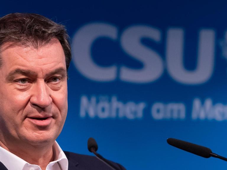 Markus Söder, CSU-Vorsitzender und Ministerpräsident von Bayern, gibt vor der CSU-Vorstandssitzung ein Statement in der Parteizentrale.