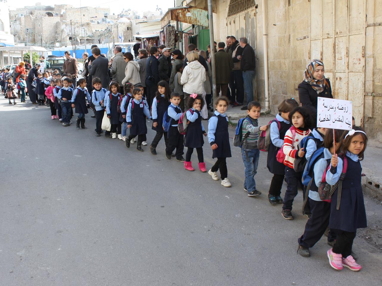 	Palästinensische Schulkinder in Hebron vor dem Grab der Patriarchen
