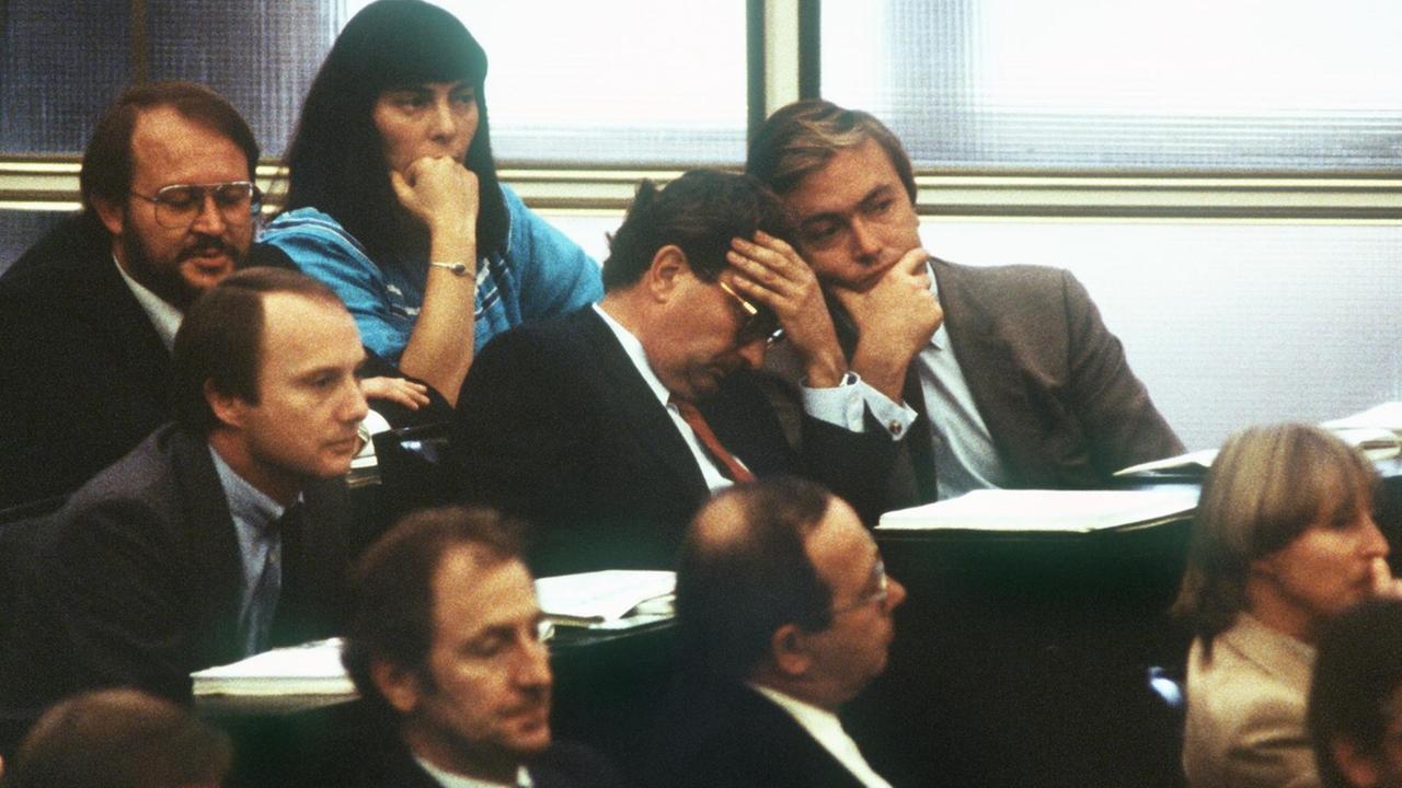 Blick auf die Mitglieder der FDP-Fraktion vor dem konstruktiven Misstrauensvotum zum Sturz von Bundeskanzer Helmut Schmidt (SPD) im Jahr 1982 