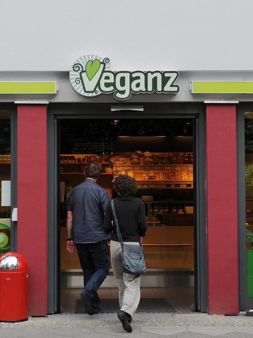 Der Eingang des ersten veganen Vollsortiment-Supermarkts Europas "Veganz" in der Schivelbeiner Straße in Berlin-Prenzlauer Berg mit etwa 6000 Produkten von über 70 Firmen aus aller Welt