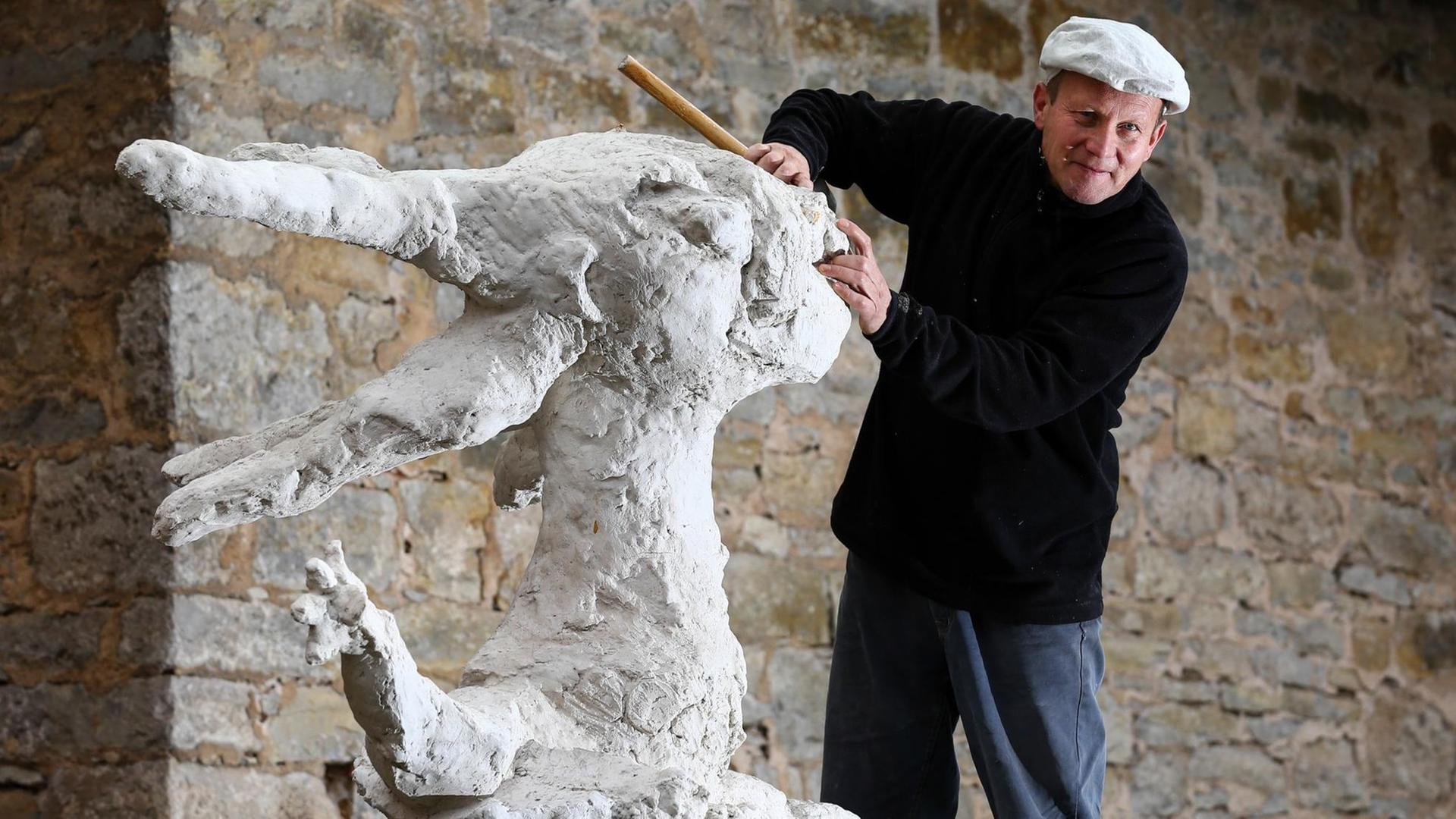 Bildhauer Peter Wittstadt arbeitet in seinem Werkstattgarten an der modernen Darstellung der Schneewittchen-Figur. 