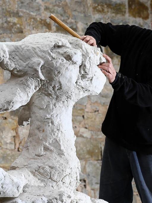 Bildhauer Peter Wittstadt arbeitet in seinem Werkstattgarten an der modernen Darstellung der Schneewittchen-Figur. 