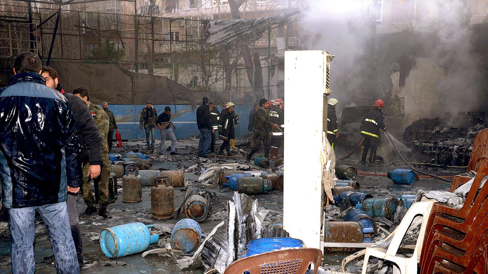 Die Feuerwehr versucht einen Brand in einer Lagerstätte für Gasflaschen nach einem Mörserangriff nahe Aleppo zu löschen. Die Feuerwehr versucht einen Brand in einer Lagerstätte für Gasflaschen nach einem Mörserangriff nahe Aleppo zu löschen.