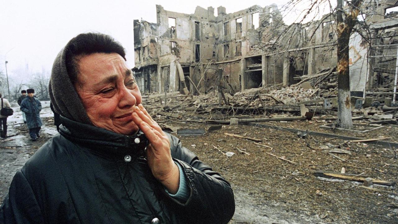 Weinend steht eine tschetschenische Frau am 30.12.1994 vor schwer zerstörten Häusern in einer der Hauptstraßen der Hauptstadt Grosny. Die russischen Streitkräfte waren am 11. Dezember 1994 in Tschetschenien einmarschiert, um den Unabhängigkeitsbestrebungen der abtrünnigen Kaukasusrepublik ein Ende zu bereiten. Am 31. März 1996 verkündete Präsident Jelzin in Moskau das Ende aller Militäroperationen in Tschetschenien. |