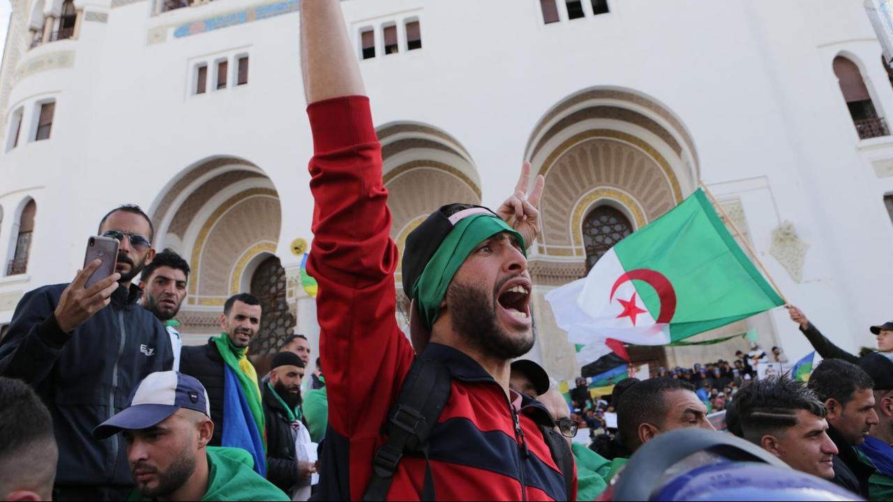 Algerier demonstrieren am 12.4.2019 gegen den neu ernannten Interimspräsidenten Abdelkader Bensalah. Die Demonstranten sehen in dem langjährigen Präsidenten des algerischen Oberhauses einen Vertreter der alten Garde um den abgetretenen Bouteflika. Dieser hatte das größte afrikanische Land 20 Jahre regiert und war nach wochenlangen Massenprotesten schließlich zurückgetreten.