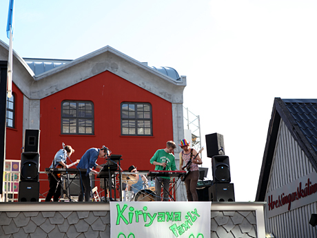 Eine Band gibt auf einem Dach eines Hauses in Reykjavík ein kleines Konzert.