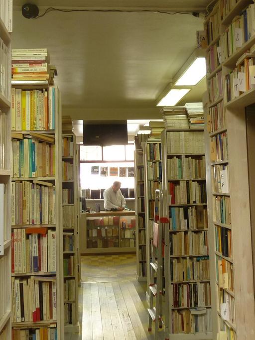 Bücherregale in einem Antiquariat