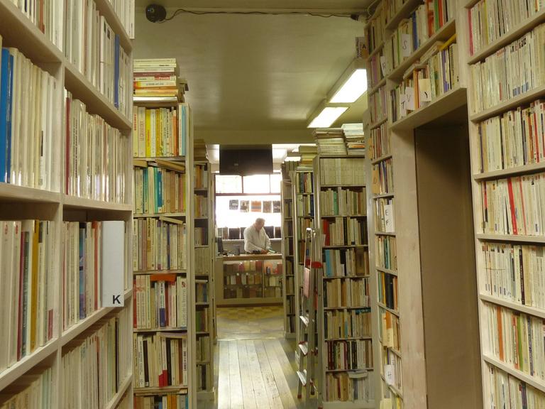 Bücherregale in einem Antiquariat