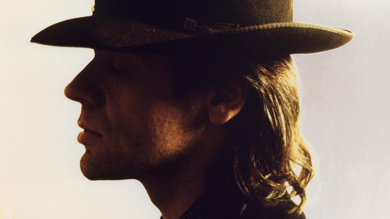 Das Farbfoto aus dem Jahr 1980 zeigt Udo Lindenberg im nahen Profil mit langen Haaren und seinem markanten Hut.
