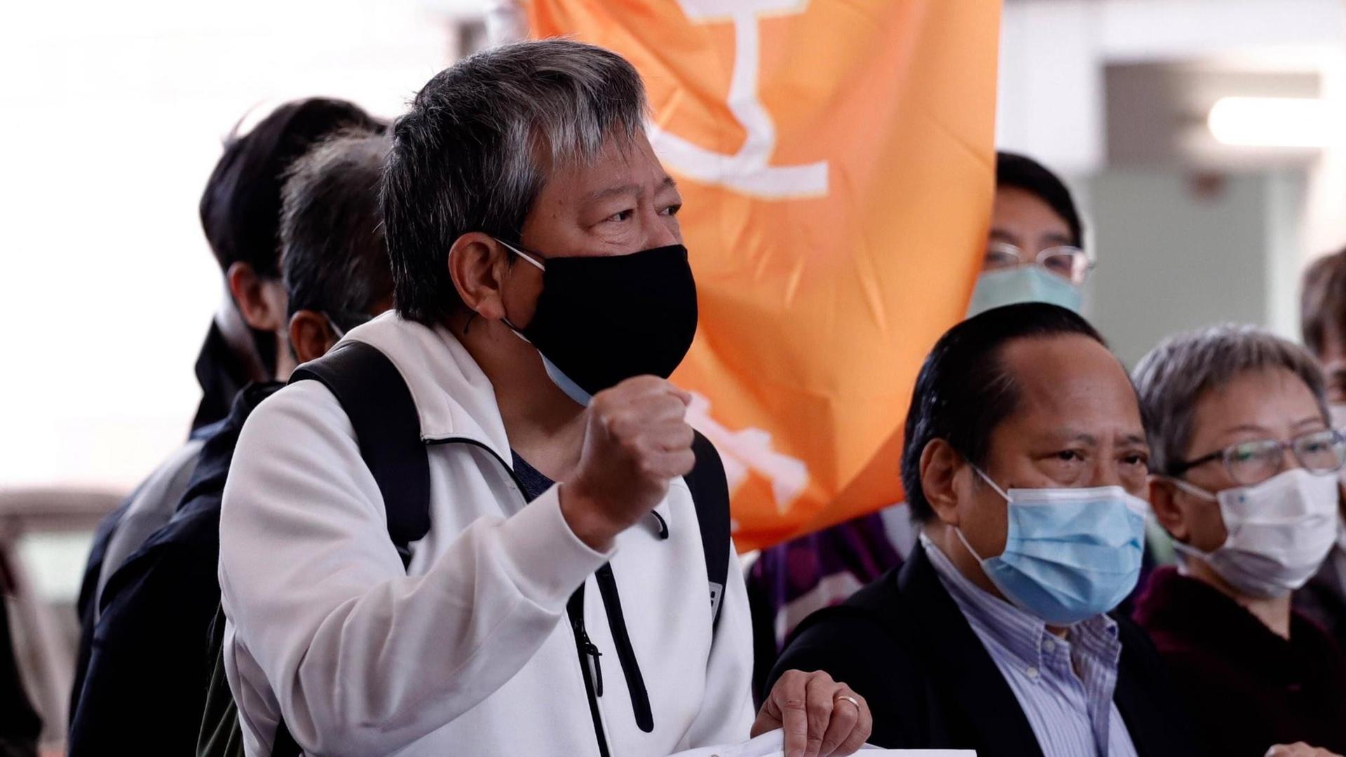 Der ehemalige Gesetzgeber Lee Cheuk-yan aus Hongkong erhebt seine Faust