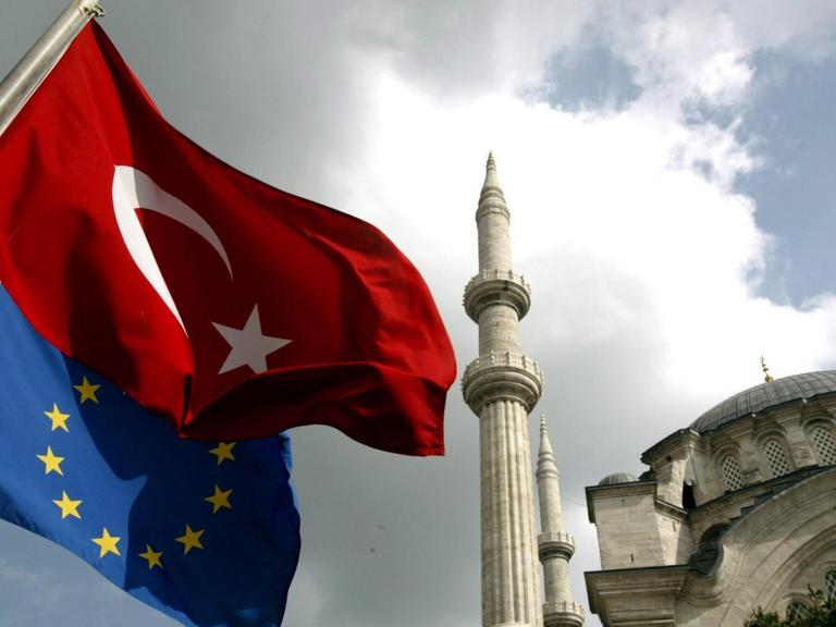 Die türkische und die europäische Flagge wehen vor der Nuruosmaniye-Moschee in Istanbul.