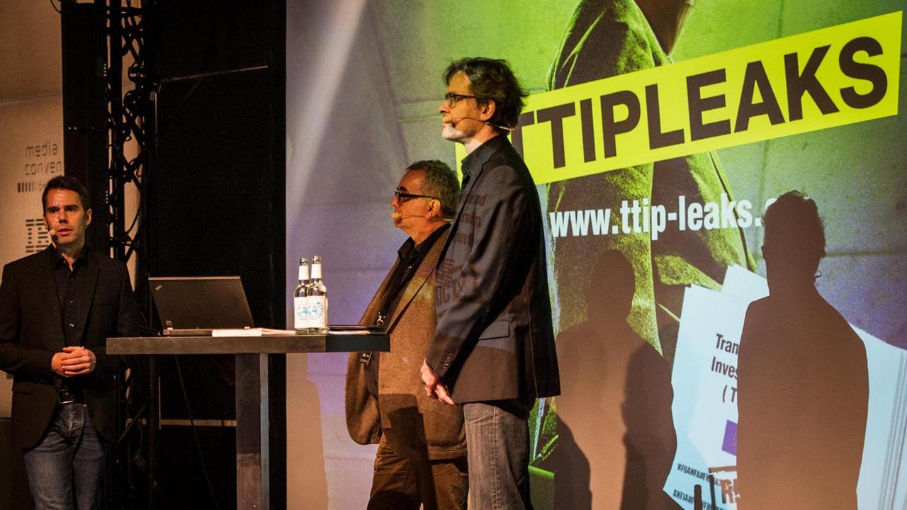 Volker Gassner (l-r), Pressesprecher Greenpeace Deutschland, J