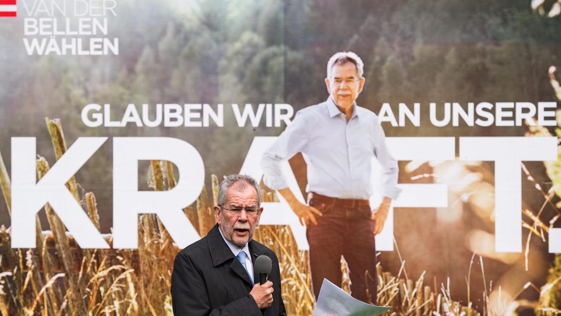 Alexander van der Bellen kandidiert zum Posten des österreichischen Präsidenten. Hier vor einem Wahlplakat.