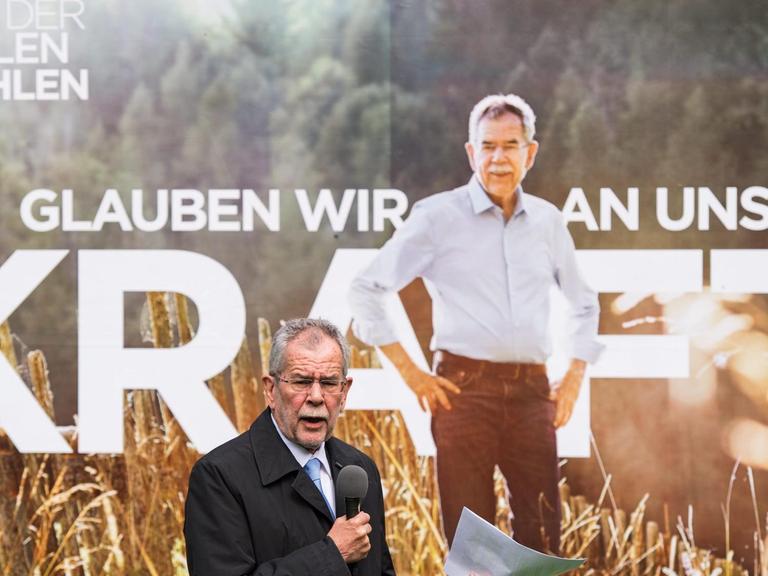 Alexander van der Bellen kandidiert zum Posten des österreichischen Präsidenten. Hier vor einem Wahlplakat.