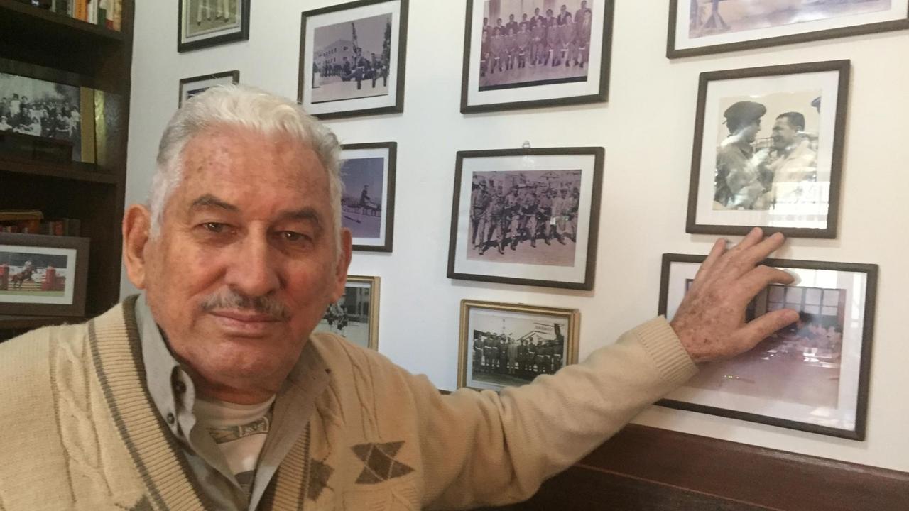 Ex-General Gary Prado vor einer Wand mit persönlichen Fotos aus seiner Vergangenheit.