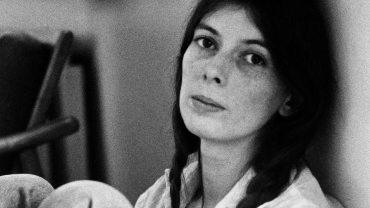 Ein Schwarz-Weiß-Porträtfoto von Bettina Wegner, aufgenommen Anfang 1979.