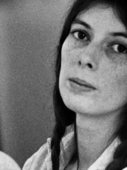 Ein Schwarz-Weiß-Porträtfoto von Bettina Wegner, aufgenommen Anfang 1979