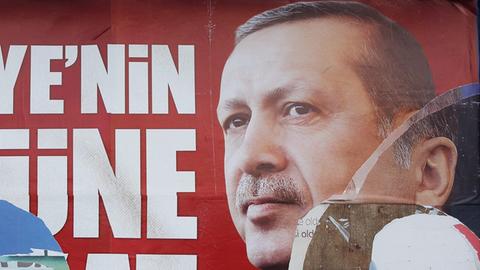 Zerrissenes Wahlplakat des türkischen Politikers Recep Tayyip Erdogan