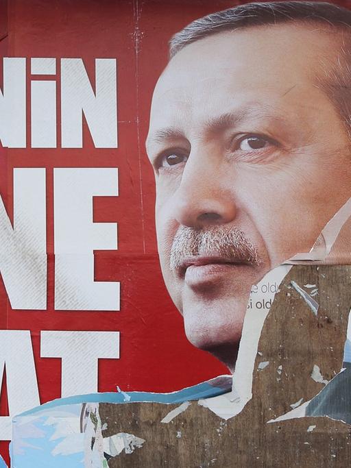 Zerrissenes Wahlplakat des türkischen Politikers Recep Tayyip Erdogan