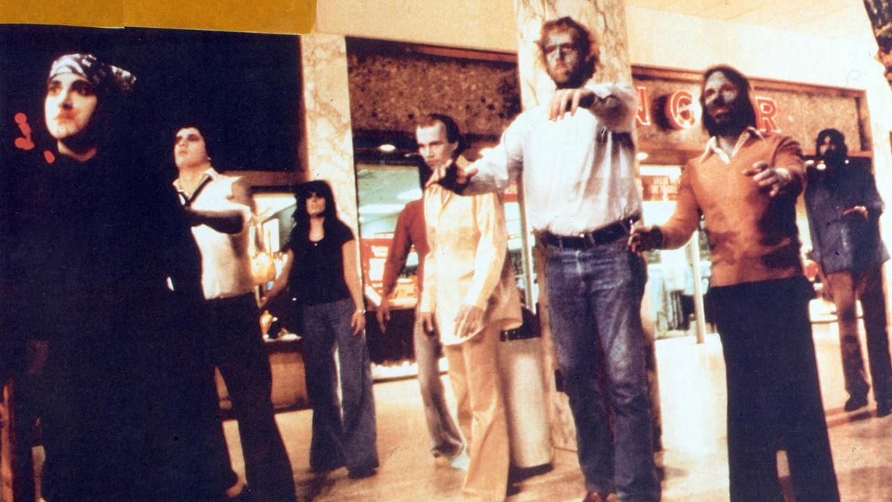 Szene aus dem Film "Dawn Of The Dead" von 1977. Zombies laufen durch ein Einkaufszentrum.
