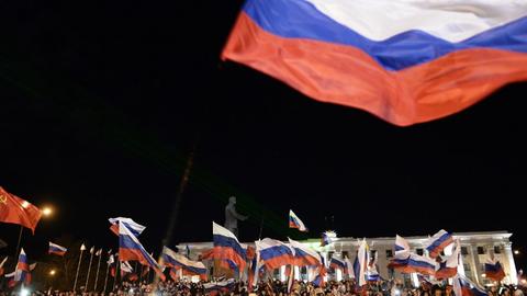 Auf dem Lenin-Platz in Simferopol feiern die Menschen das Wahlergebnis und schwenken russische Flaggen