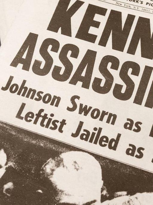Zeitungen melden die Ermordung John F. Kennedys