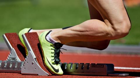 Eine Athletin steht im Startblock für einen 400 Meter Hürdenlauf.