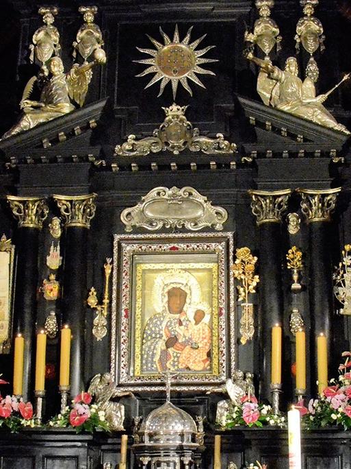 Altar und Ikone der Schwarzen Madonna