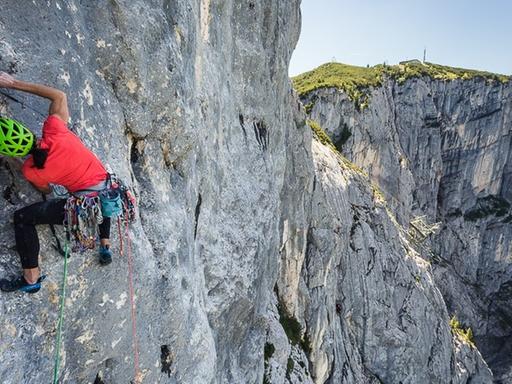 Ines Papert in der Wand.