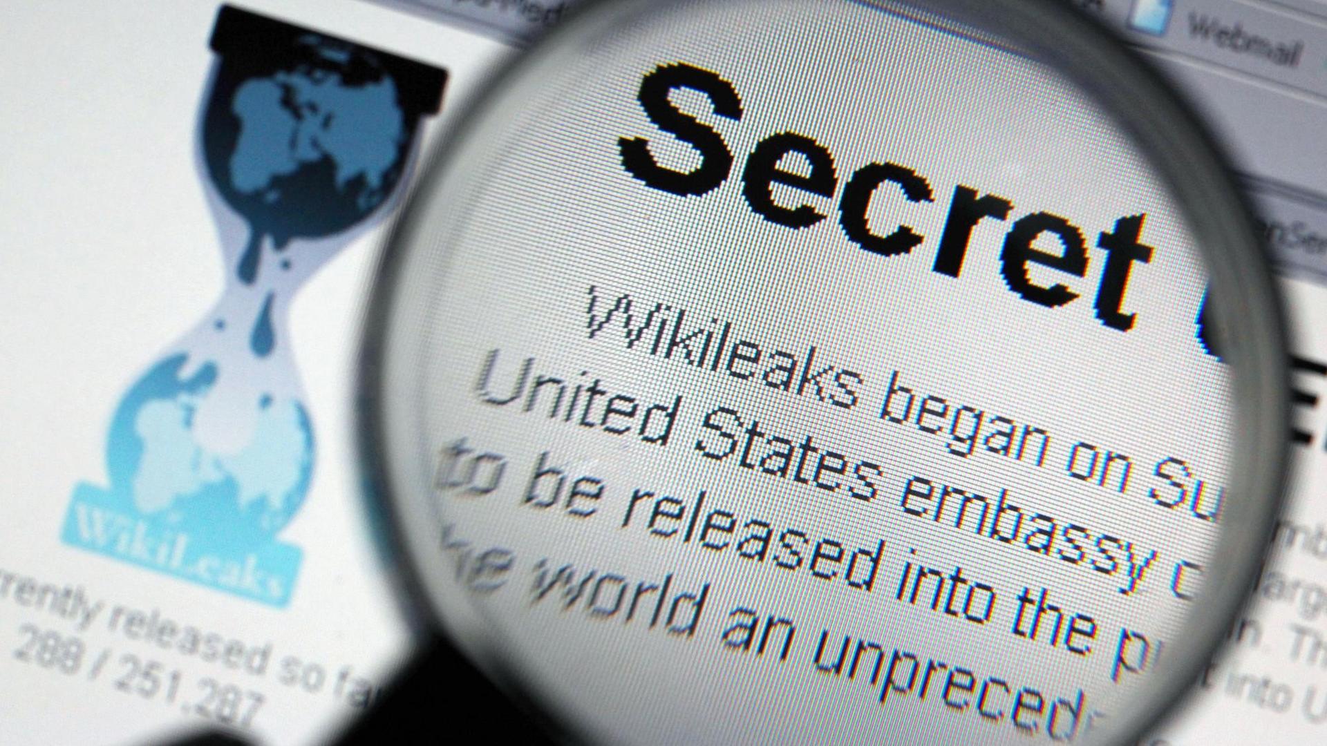 ILLUSTRATION - Durch eine Lupe ist am Dienstag (30.11.2010) auf der Internet-Seite von Wilileaks das Wort «Secret» zu sehen. Am ersten Tag der Wikileaks-Veröffentlichung von US-Botschaftsdepeschen hat das Enthüllungsportal mehr als 200 Dokumente veröffentlicht, am zweiten Tag waren es 60. Foto: Oliver Berg dpa/lnw | Verwendung weltweit
