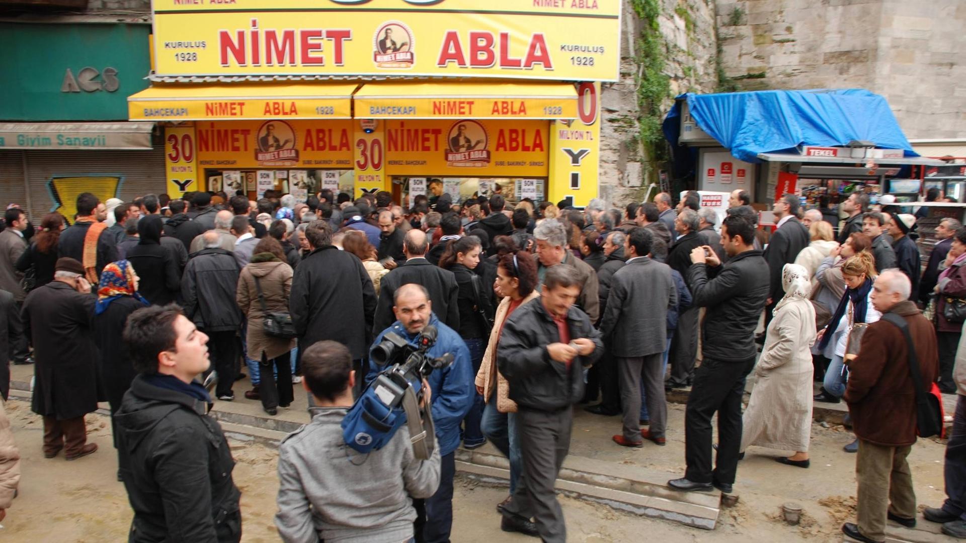 Jedes Jahr drängen sich die Menschen vor dem Stand von Nimet Abla in Istanbul, um Lose für die große Silvester-Lotterie zu kaufen. Auch für Verandte in Deutschland wird hier gekauft.