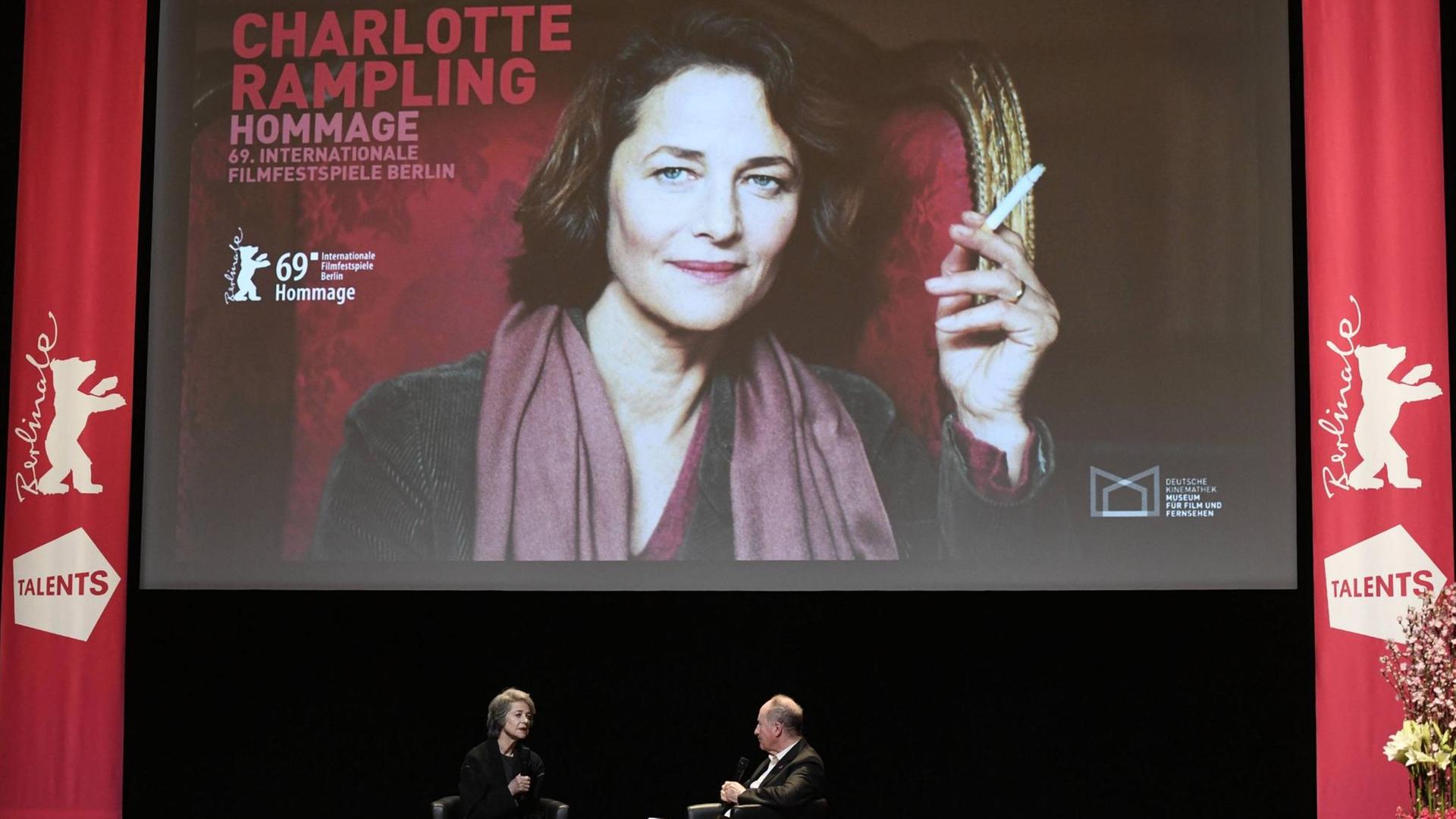 Charlotte Rampling und Peter Cowie bei einem Podiumsgespräch auf der Berlinale 2019.
