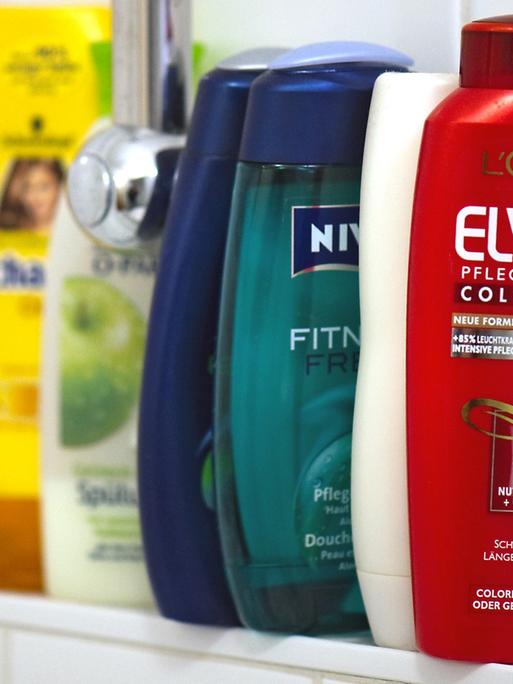 Körperpflege-Produkte stehen in einer Reihe auf einem Badewannenrand