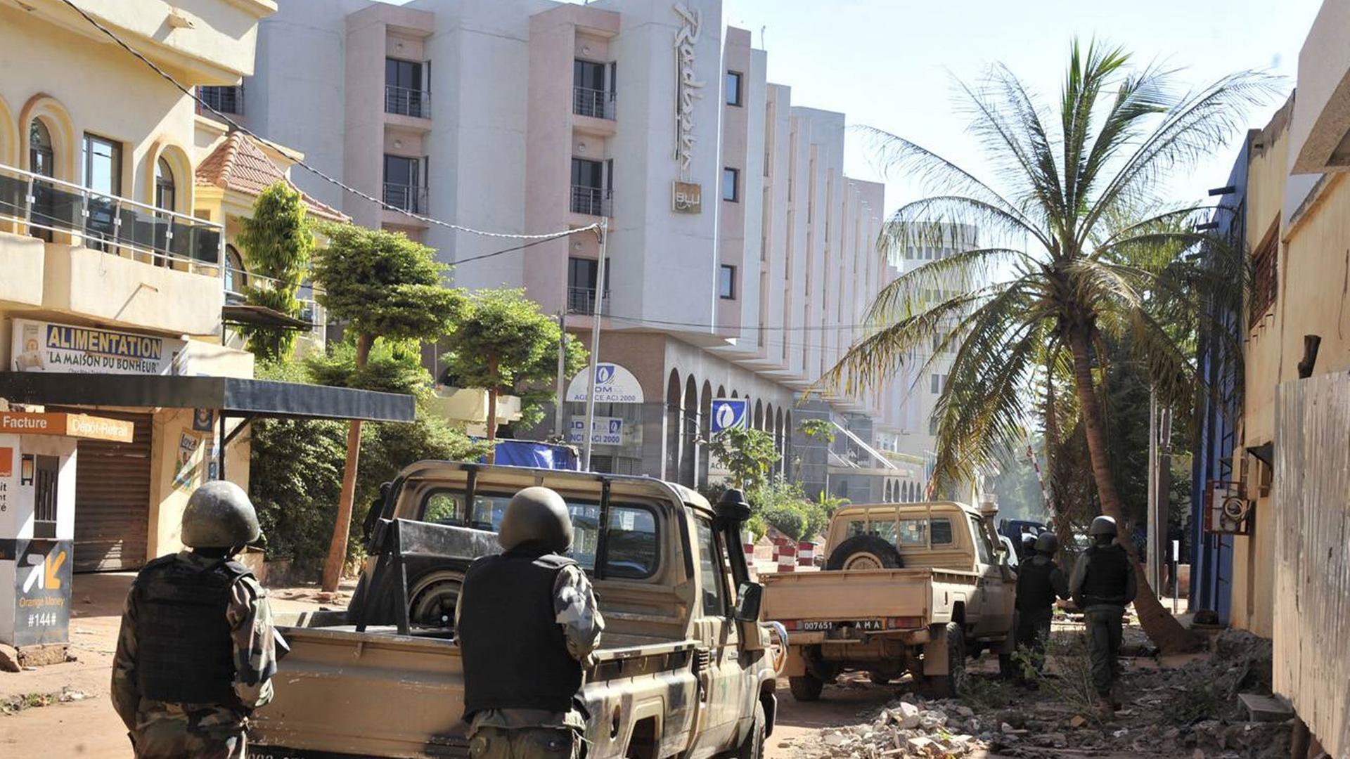 Soldaten vor dem Hotel in Bamako