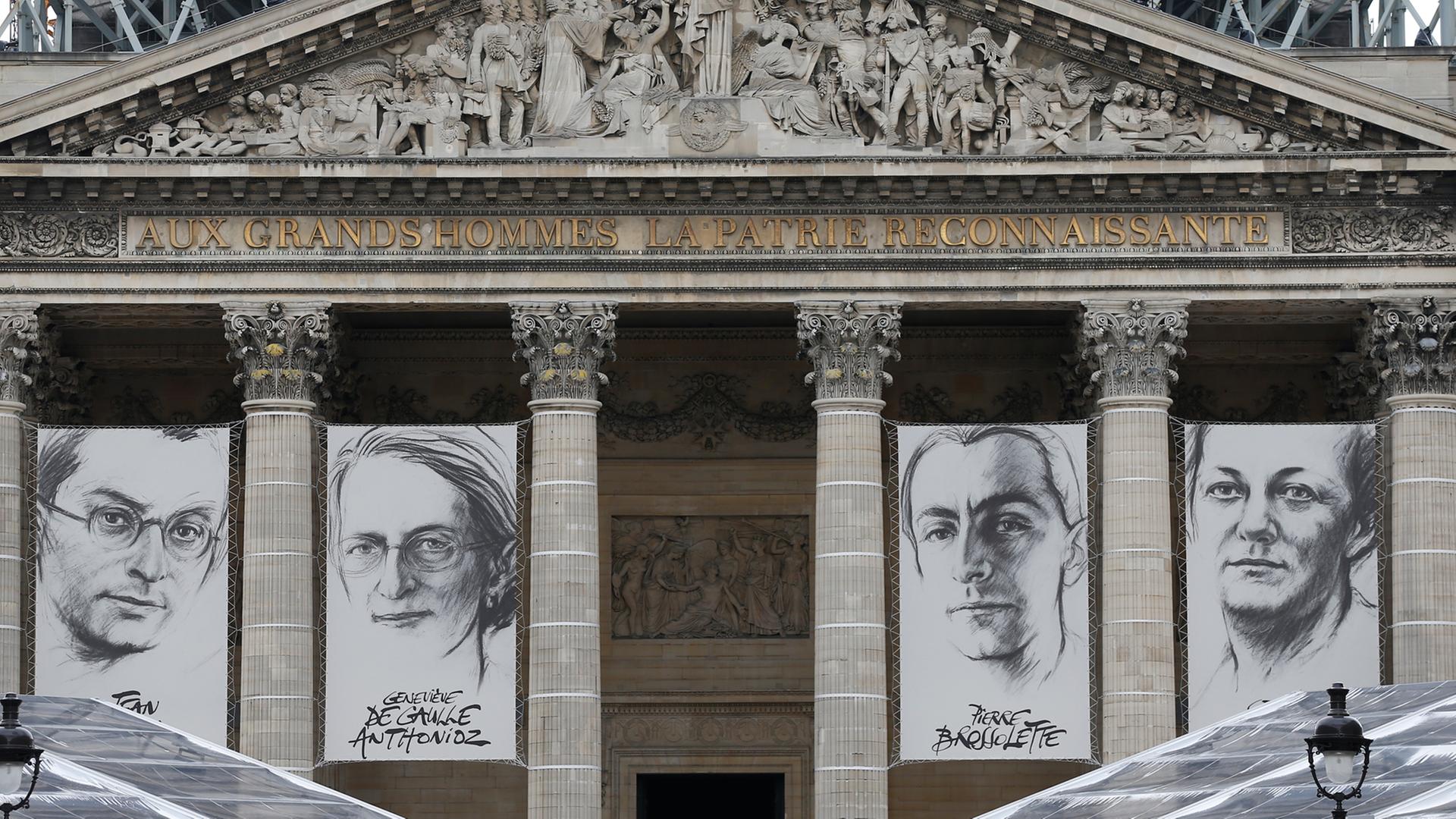 Zeichnungen zeigen am Pantheon in Paris die Porträts der vier Résistance-Kämpferinnen und -Kämpfer: Jean Zay, Genevieve de Gaulle-Anthonioz, Pierre Brossolette und Germaine Tillion.