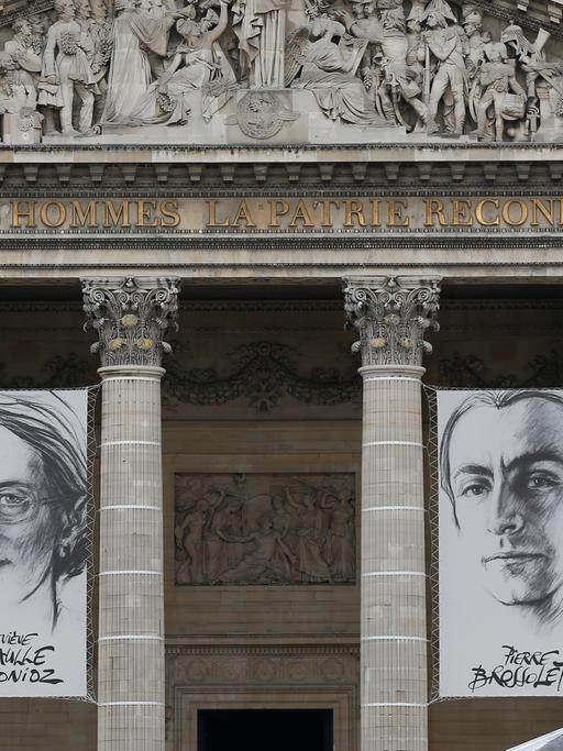 Zeichnungen zeigen am Pantheon in Paris die Porträts der vier Résistance-Kämpferinnen und -Kämpfer: Jean Zay, Genevieve de Gaulle-Anthonioz, Pierre Brossolette und Germaine Tillion.