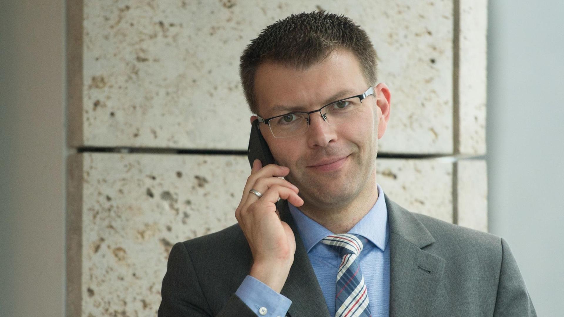 Europaparlamentsmitglied Daniel Caspary (CDU) telefoniert am 06.04.2016 in Stuttgart mit seinem Handy.
