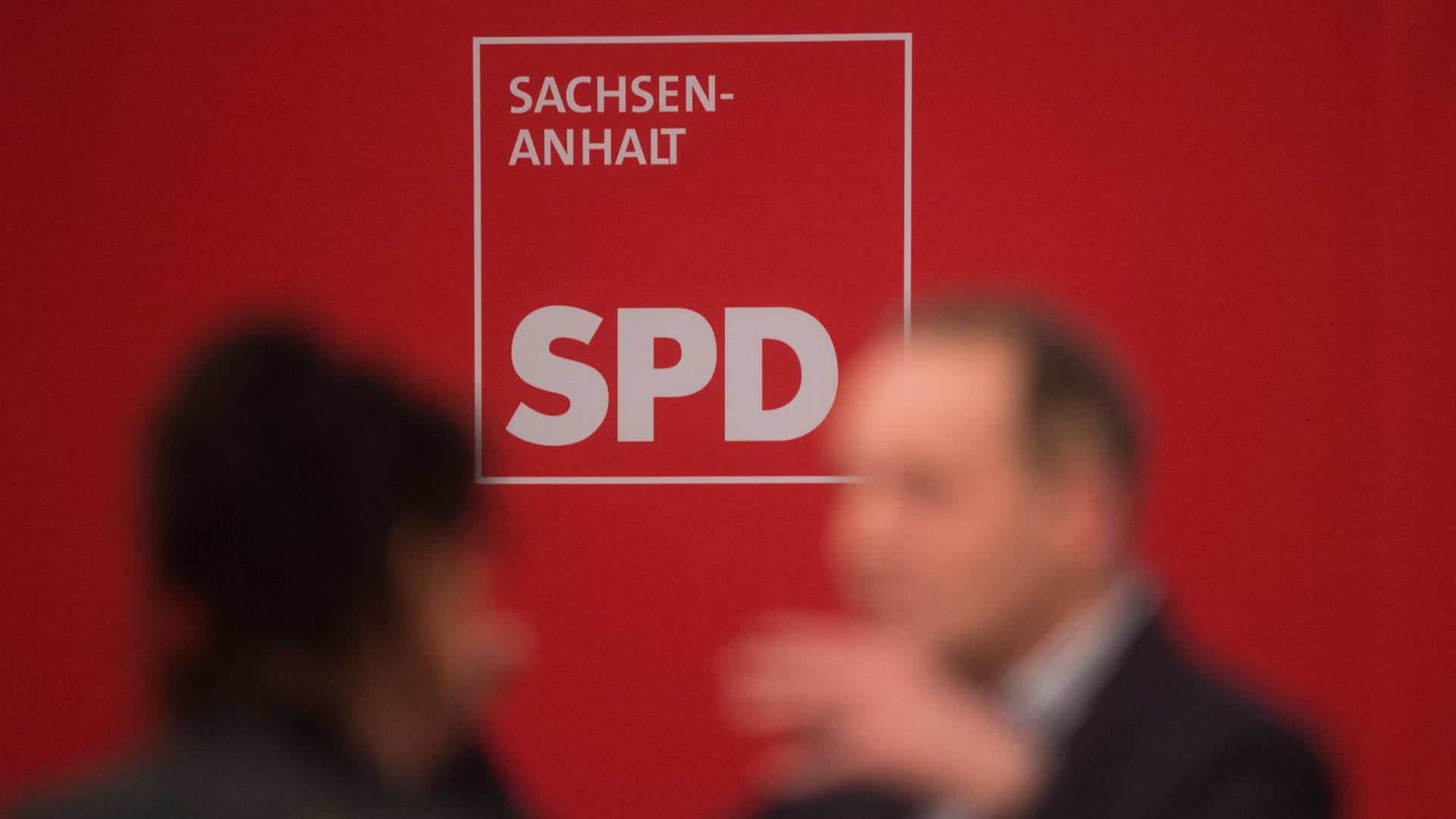 Delegierte diskutieren am 12.01.2018 in Wernigerode (Sachsen-Anhalt) vor Beginn des Landesparteitages der SPD Sachsen-Anhalt.