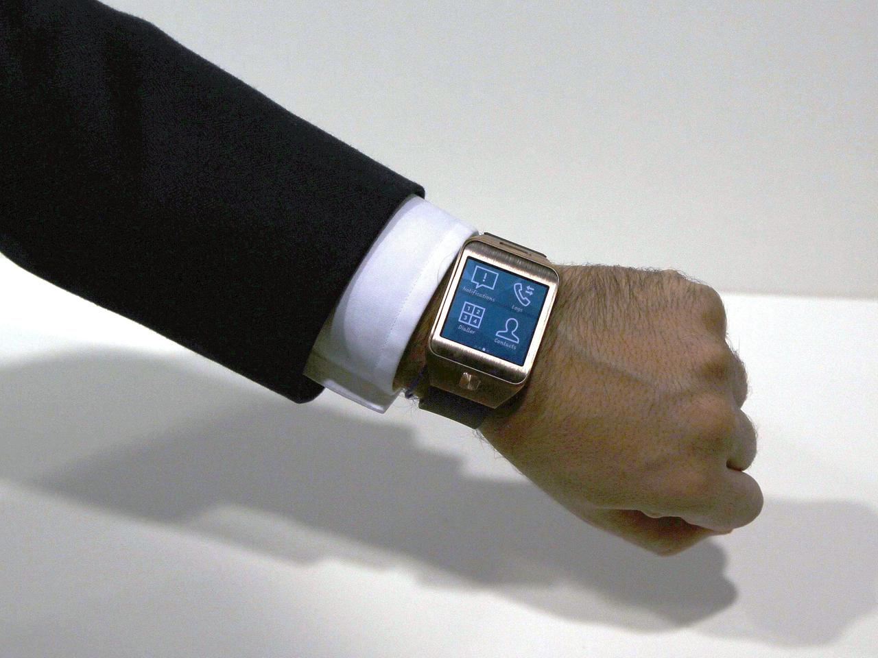 Ein Mann präsentiert seine digitale Uhr
