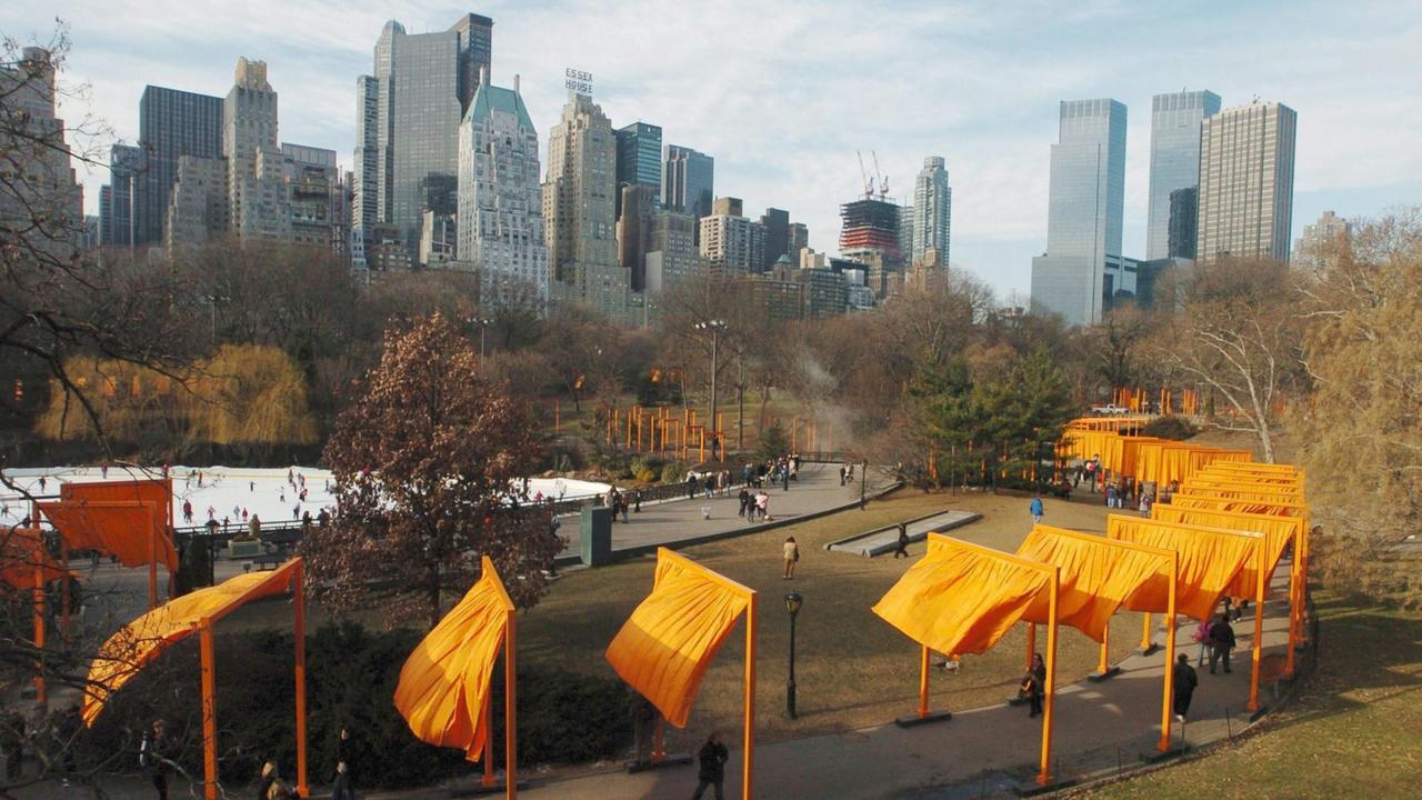 Ansicht des Central Parks mit der Installation "The Gates" und Wolkenkratzern im Hintergrund.