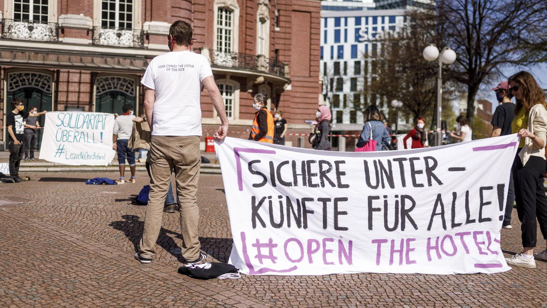 Am 18.04.2020 demonstrierten, durch Versammlungsauflage beschränkt, rund 20 Menschen in Hamburg unter dem Motto Pandemieschutz bleibt antirassistisch.