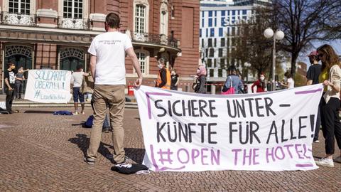 Am 18.04.2020 demonstrierten, durch Versammlungsauflage beschränkt, rund 20 Menschen in Hamburg unter dem Motto Pandemieschutz bleibt antirassistisch.