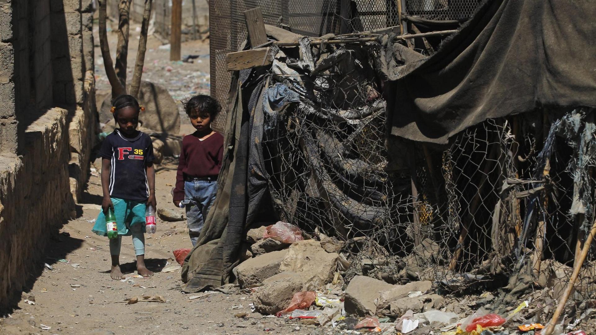 Jemenitische Kinder stehen vor ihrer Unterkunft in einem Slum in Sanaa.